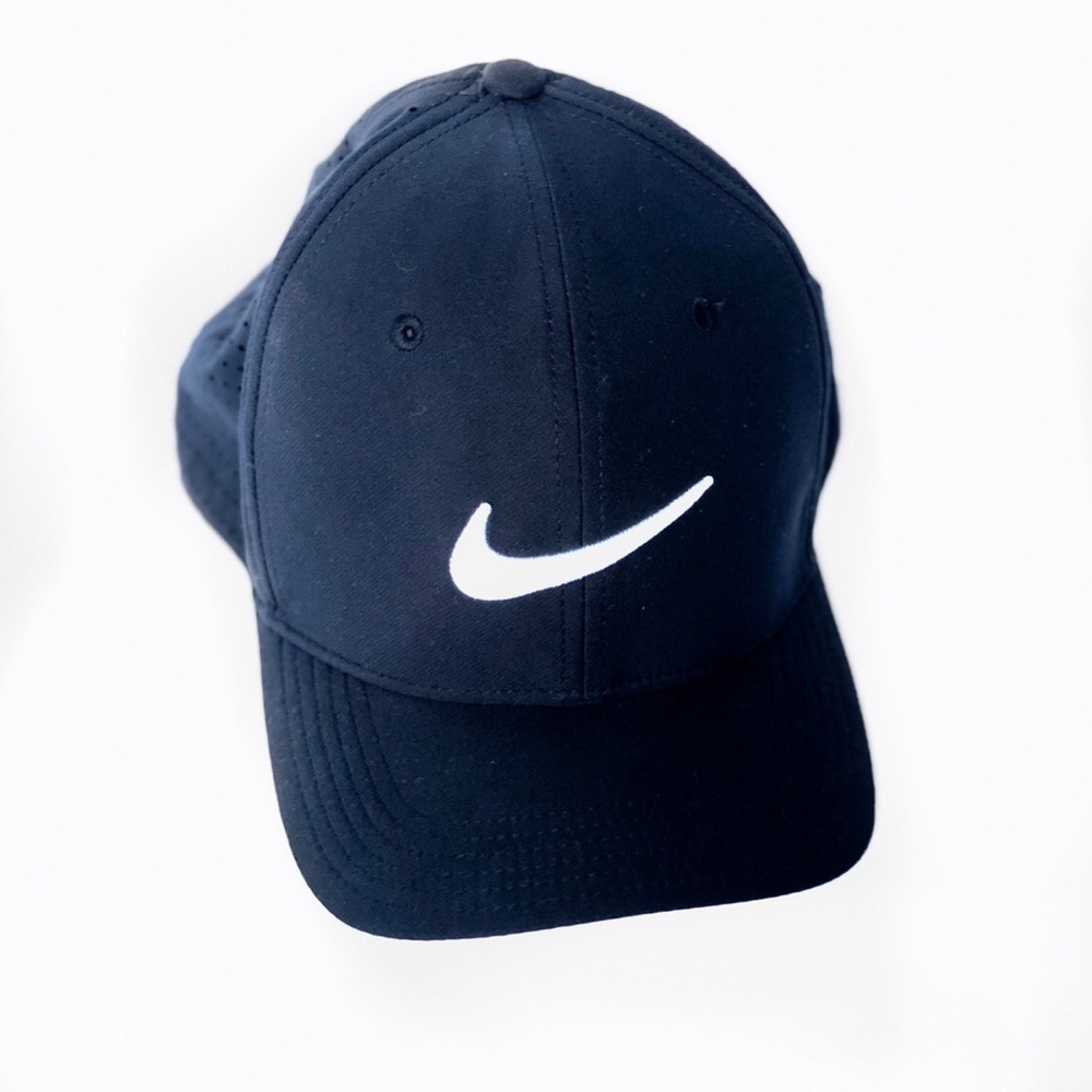 Black and white Nike AeroBill with dri-fit - Picture 2 of 3